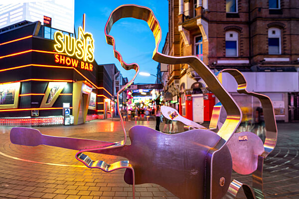 Beatlesplatz sculpture and nightlife at Reeperbahn Hamburg during blue hour