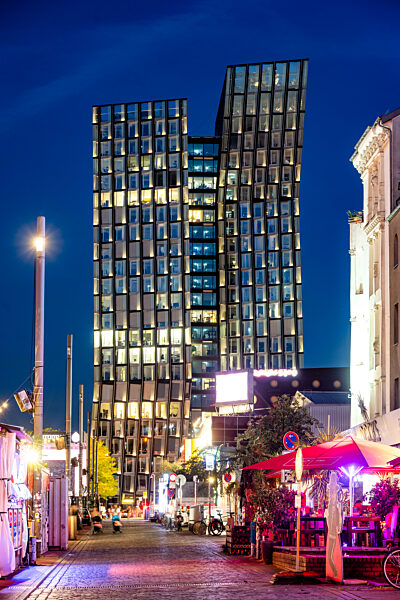 Tanzende Tuerme on Reeperbahn in Hamburg St. Pauli at blue hour