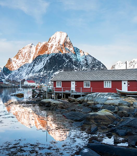 Norway, Lofoten, Reine, view to harbour at sunrise