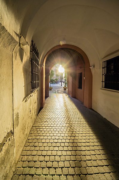 Spain, Andalusia, Sevilla, sun shining in alley