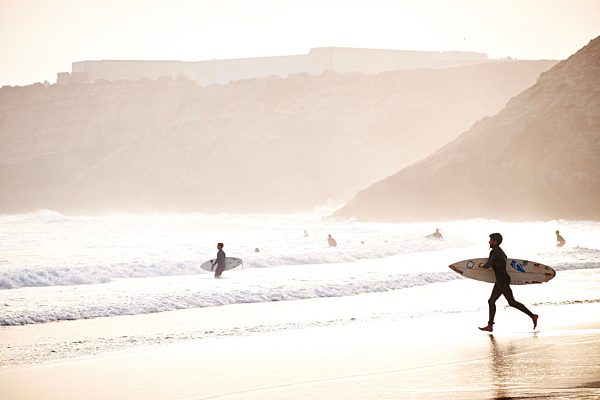 Portugal, Algarve, Sagres, people with surfboards on Mareta Beach