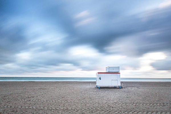 Germany, Mecklenburg-Western Pomerania, Warnemuende, Baltic Sea, Clouds and lifeguard station