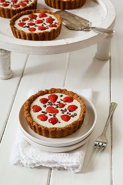 Wholemeal strawberry tartelets with white chocolate hemp sauce