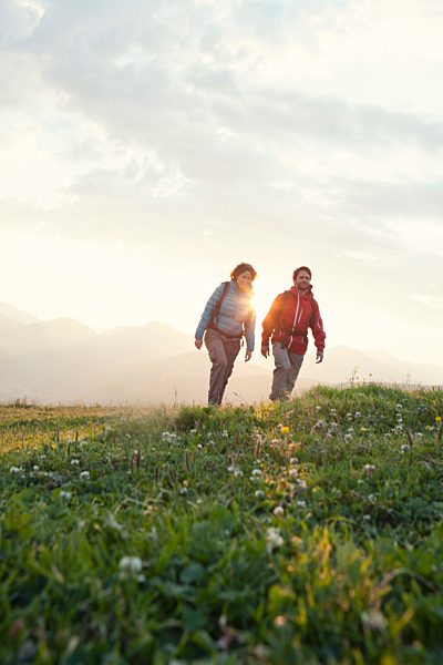 Austria, Tyrol, couple hiking at Unterberghorn at sunrise