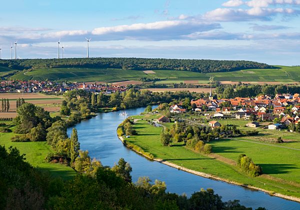 Germany, Lower Franconia, River Main with Untereisenheim and Fahr