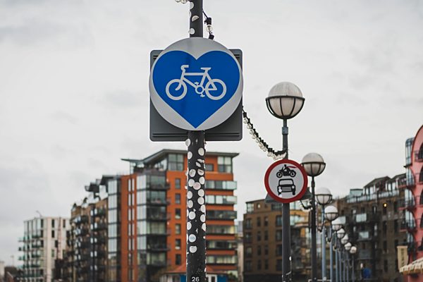 United Kingdom, England, London, sign bikeway, heart-shaped