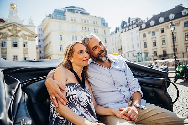 Austria, Vienna, couple in love on sightseeing tour in a fiaker
