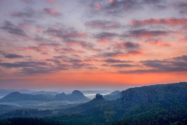 Germany, Saxon Switzerland National Park, view to Winterstein Mountain at sunrise