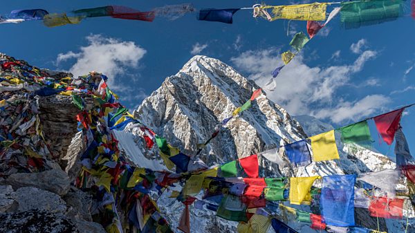 Nepal, Himalaya, Khumbu, Everest region, prayer flags and Pumori