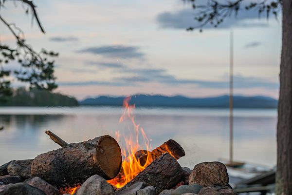 Sweden, Lapland, Norrbotten County, Kvikkjokk, campfire at lake Saggat