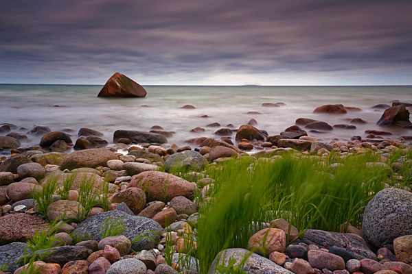 Germany, Mecklenburg-Western Pomerania, Jasmund National Park, Bolders and 'swanstone' at the Baltic Sea