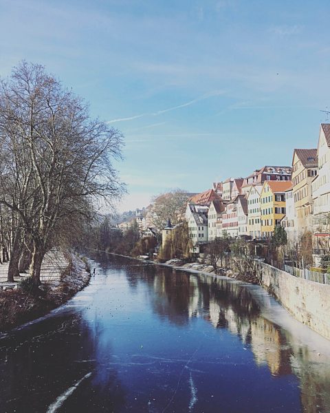 Germany, Baden-Wuerttemberg, Tuebingen, Row of houses, frozen Neckar river