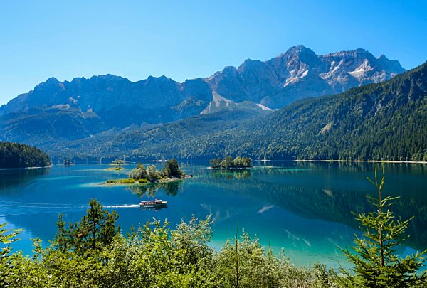 Germany, Upper Bavaria, Lake Eibsee with Waxenstein, Rifelwandspitze and Zugspitze mountains in background