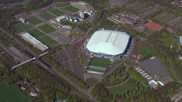Fussballstadion Veltins-Arena auf Schalke des Vereins Schalke 04 in Gelsenkirchen im Bundesland Nordrhein-Westfalen
