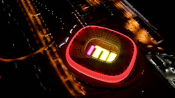 Nachtluftvideo Sportstätten-Gelände der Arena des Stadion " Allianz Arena " in München im Bundesland Bayern, Deutschland