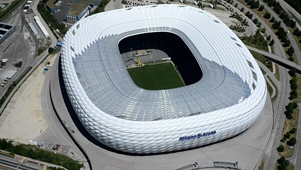 Sportstätten-Gelände der Arena des Stadion " Allianz Arena " in München im Bundesland Bayern, Deutschland