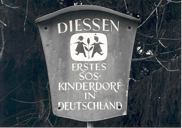 Ein Schild am Eingang zum ersten SOS-Kinderdorf in Deutschland in Dießen am...
