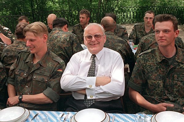 Herzog informiert sich über Bundeswehrausbildung für UN-Einsatz