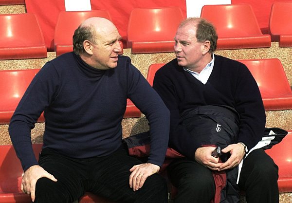 Fußball: Dieter und Uli Hoeneß unterhalten sich