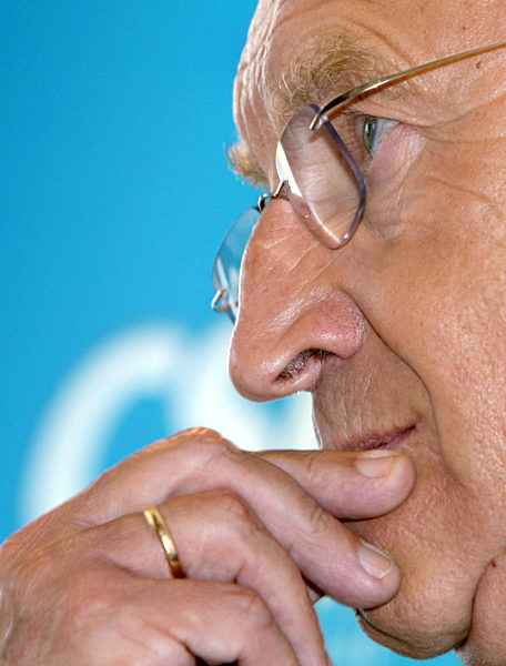 Der bayerische Ministerpräsident Edmund Stoiber überlegt am Mittwoch (18.07...