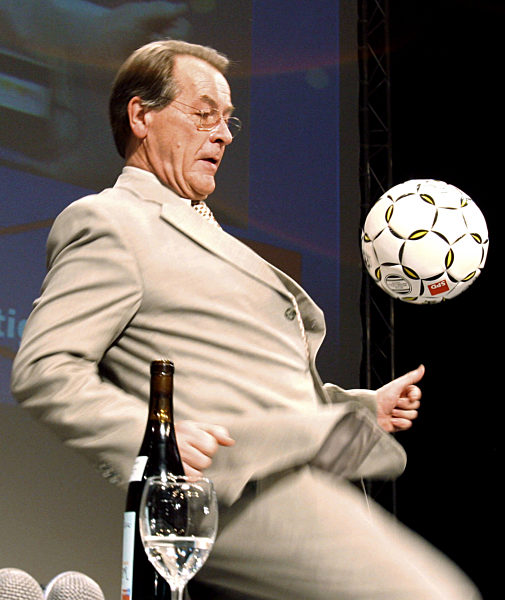 Der Bundesvorsitzende der SPD, Franz Müntefering, spielt am Samstag (18.06...