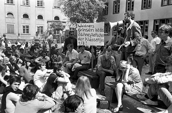 Students demonstrate in Heidelberg in 1969