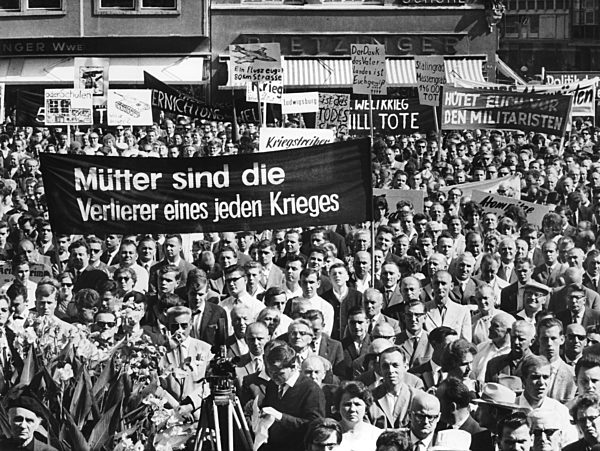 Antikriegskundgebung des DGB in Stuttgart 1964