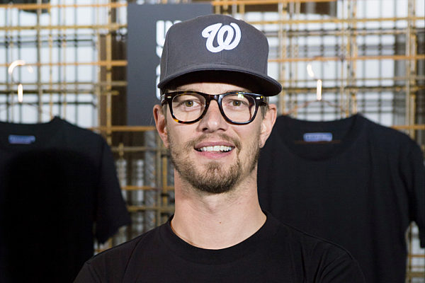 Moderator Joko Winterscheidt stellt Shirtkollektion vor