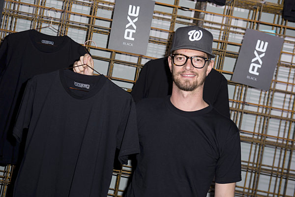 Moderator Joko Winterscheidt stellt Shirtkollektion vor