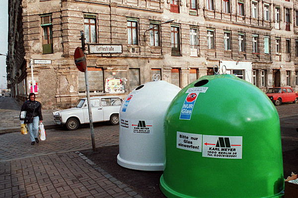 Das Duale Müllsystem setzt sich auch im Ostteil Berlins wie hier an der Ecke...