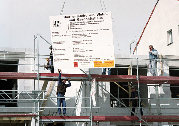 Publicity ist alles. Sobald die Gerüste eine werbewirksame Höhe erreicht...