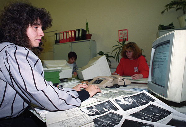 In der Bußgeldstelle im Rathaus von Eberswalde bearbeitet Ariane Schneider...