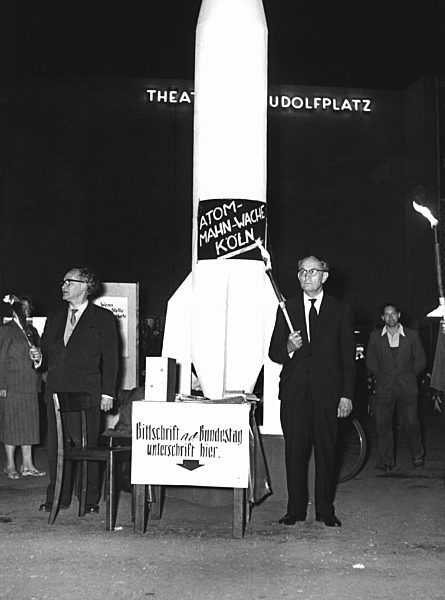 Niemöller bei "Atom-Mahn-Wache"