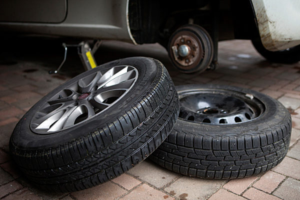 Illustration: Winterreifen aufziehen