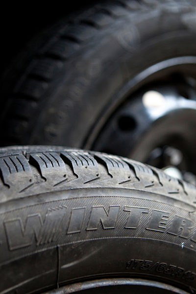 Illustration: Winterreifen aufziehen