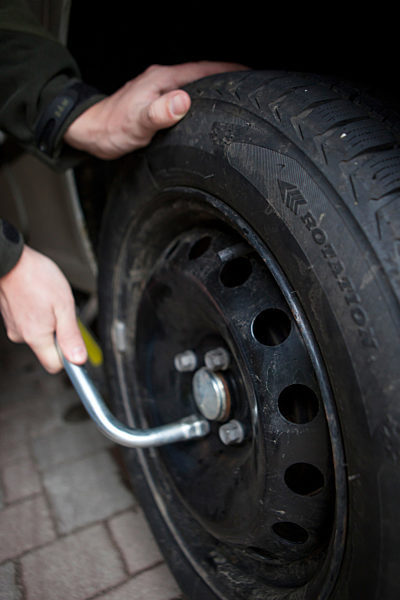 Illustration: Winterreifen aufziehen