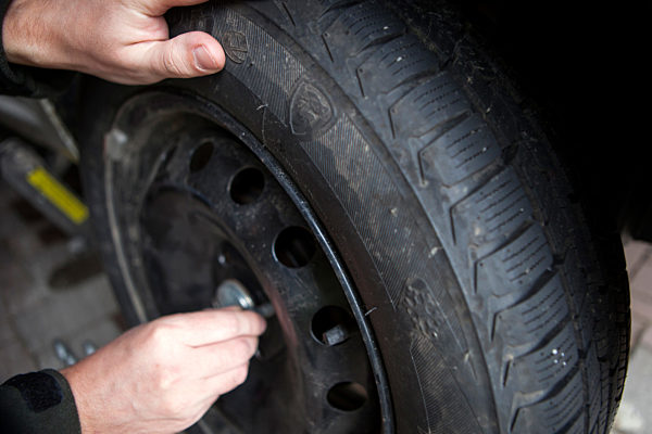 Illustration: Winterreifen aufziehen