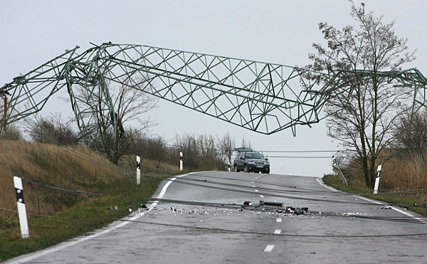 Der Orkan «Kyrill» hat am Stromnetz in Sachsen-Anhalt schwere Schäden...