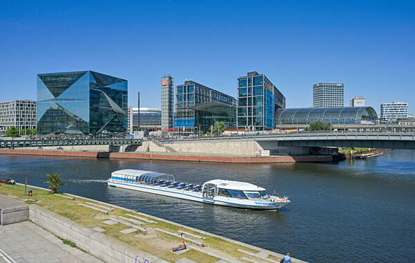 Cube, gläsernes Bürohaus, Washingtonplatz, Spree, Dampfer, Hauptbahnhof, Bezirk Mitte, Berlin, Deutschland