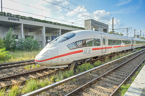 ICE, Durchfahrt, Bahnhof Landsberger Allee, Prenzlauer Berg, Pankow, Berlin, Deutschland