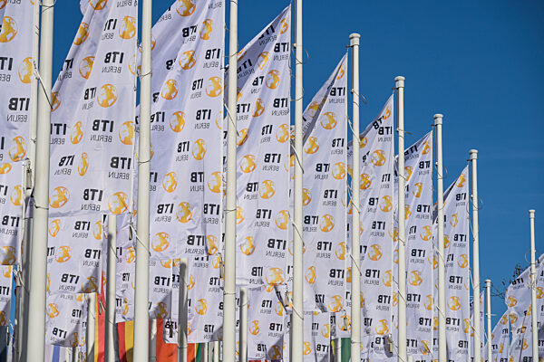 Fahnen mit Logo der ITB 2026. Internationale-Tourismus-Börse, Messegelände, Charlottenburg, Berlin, Deutschland