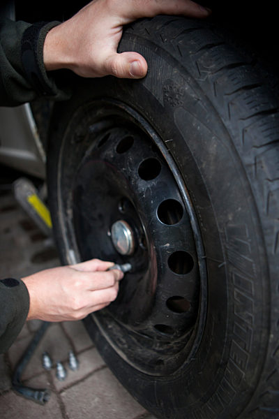 Illustration: Winterreifen aufziehen