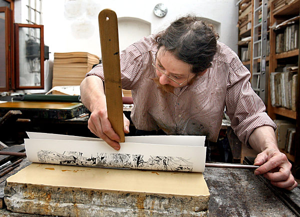 Der Steindrucker Hans Ulrich legt in seinem Atelier in Esslingen auf eine...