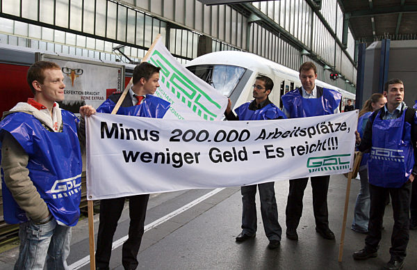 Mitglieder der Gewerkschaft der Lokführer (GDL) stehen am Dienstag (10.07...