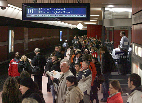 Fahrgäste warten am Freitag (26.10.2007) auf dem Bahnsteig der S-Bahn im...