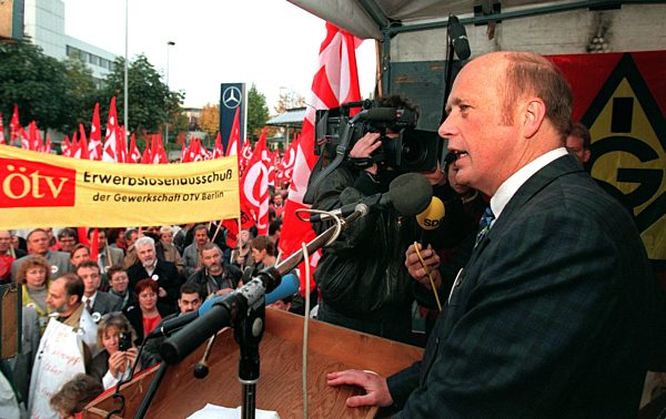 ÖTV-Bundeskongreß demonstriert vor Mercedes-Benz