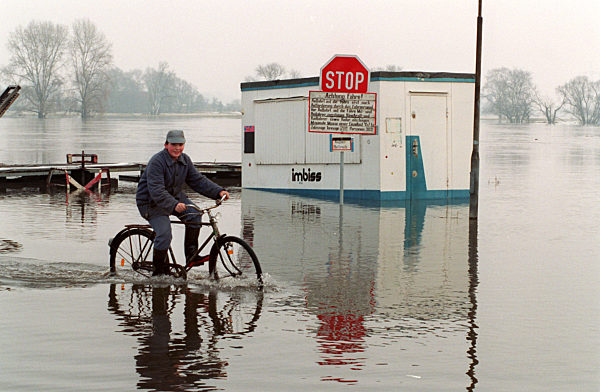 Vom Wasser umgeben ist dieses Imbißhäuschen am 27.12...
