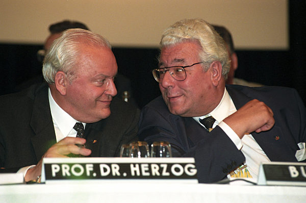Bundespräsident Roman Herzog (l) und der Präsident des Deutschen Städtetages...