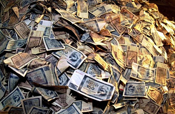 DDR-Geld wird verbrannt