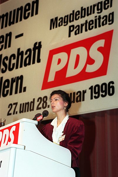 Sahra Wagenknecht auf Bundesparteitag der PDS (Archivfoto und Text 1996)
